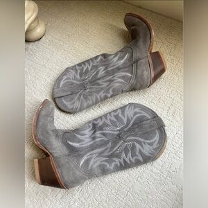 Idyllwind Western Boots Gray Suede Charmed Life Cowgirl Boots (Size 7, Like New)